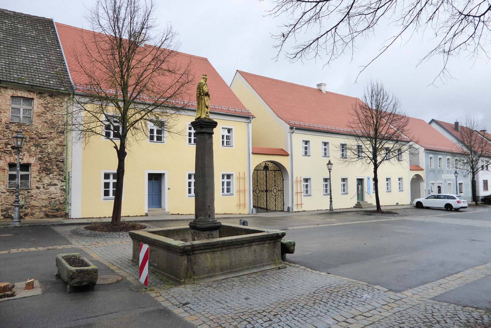 Steinfontaene vor gelbem Gebäude - Thammeranwesen Winklarn