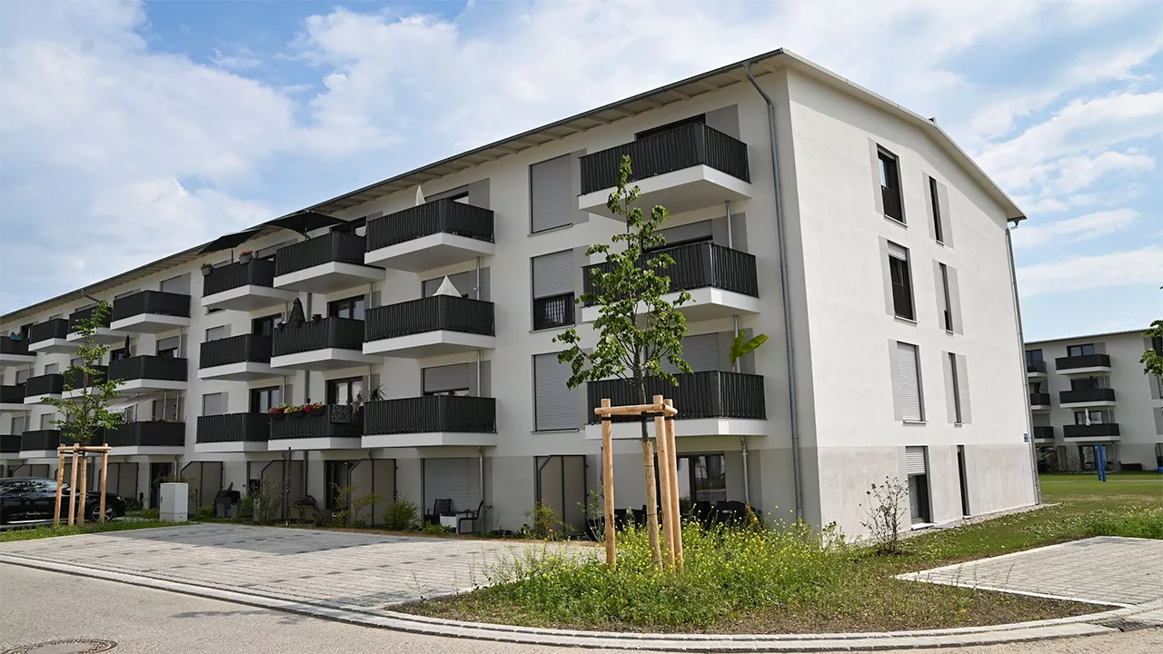 Moderne Architektur des neuen Wohngebäudes im Thermengarten Erding
